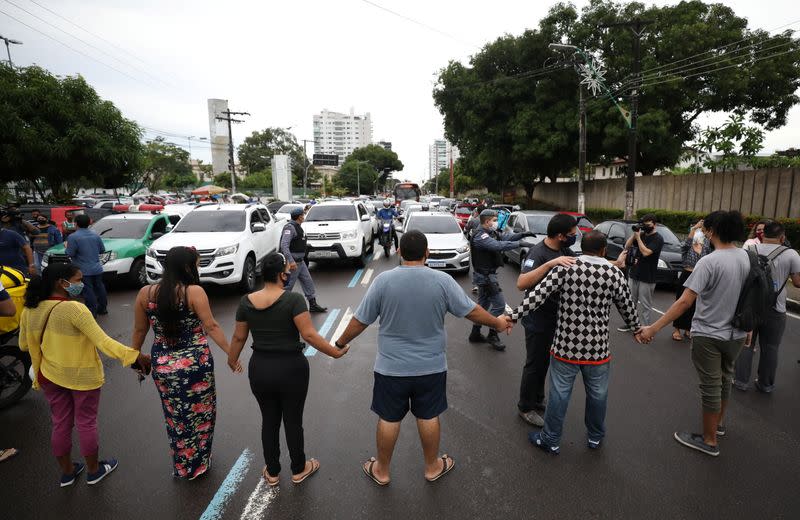 Familiares de pacientes hospitalizados con COVID-19 se manifiestan fuera del hospital 28 de Agosto, en medio del brote de la enfermedad coronavirus (COVID-19) en Manaos, Brasil.