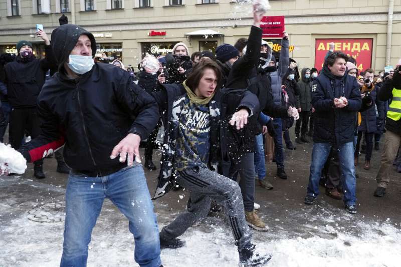 俄羅斯警方1月31日封鎖聖彼得堡的部分道路，與聲援反對派領袖納瓦爾尼的抗議民眾發生激烈衝突。（美聯社）