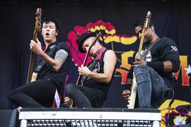 Disbanding,' you say? Sum 41 rockers say they're splitting after