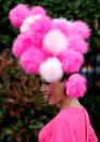 Renngast Heather Morris trug einen riesigen flauschigen Pom-Pom-Hut als Accessoire zu ihrem Kleid in Hot Pink.
