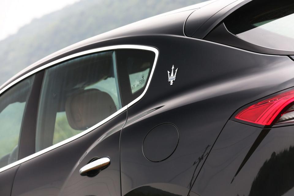 C柱上可看到全新三叉戟廠徽，中央橫條也同樣加入GT車型專屬的湛藍飾條點綴。