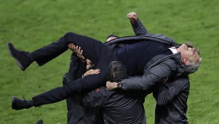 Foto del miércoles del DT del Manchester United Jose Mourinho celebrando con sus colaboradores tras ganar la Liga Europa. 24/5/17 El Manchester United le ganó el miércoles 2-0 al Ajax de Holanda y se consagró campeón de la Liga Europa, el único título que le faltaba a su palmarés, en un partido marcado por un homenaje a las víctimas del ataque en la ciudad inglesa de la que es oriundo el equipo y que dejó 22 muertos y decenas de heridos. Reuters / Phil Noble