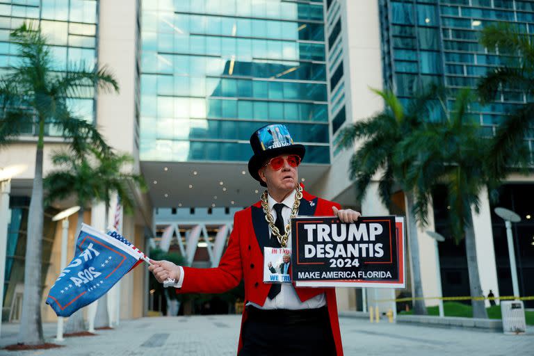 Donald Trump comparece ante una corte de la ciudad de Miami para enfrentar cargos por manejo indebido de archivos secretos gubernamentales tras convertirse en el primer presidente Estados Unidos en ser acusado por un gran jurado federal.