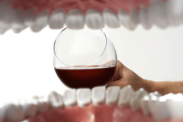 Algunos de los alimentos más inesperados podrían ser grandes aliados para tus dientes. Foto: gerenme/Getty Images