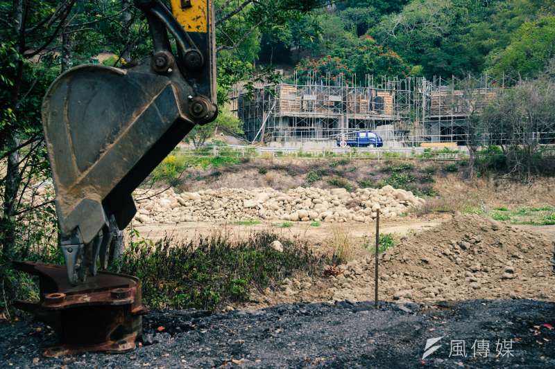 20190219-苗栗石虎專題，山坡旁正在興建的農舍與怪手。（甘岱民攝）