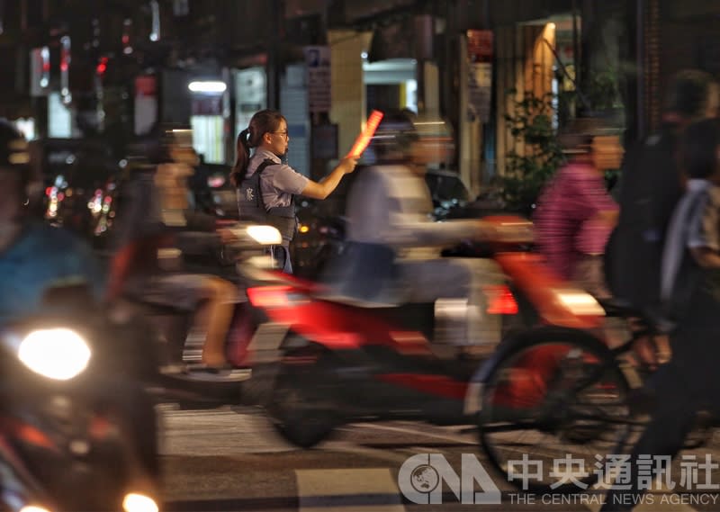 全台各地15日下午陸續發生無預警停電，台北市部分街道交通號誌受停電影響，到了晚上還沒恢復電力，員警協助指揮交通。(資料照片)