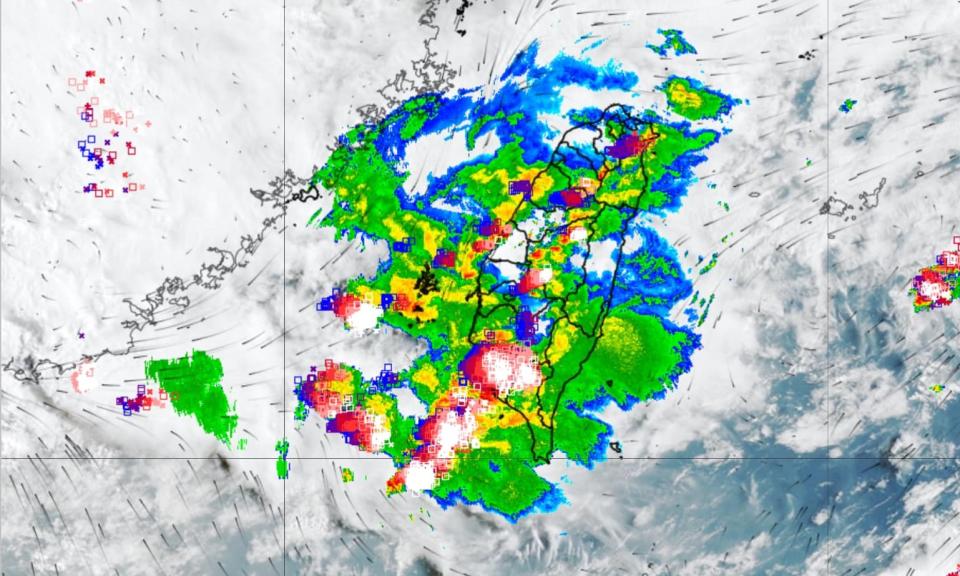 <strong>明後兩天鋒面再度東移南壓，全島陣雨或雷雨。（圖／翻攝自「氣象達人彭啟明」臉書）</strong>