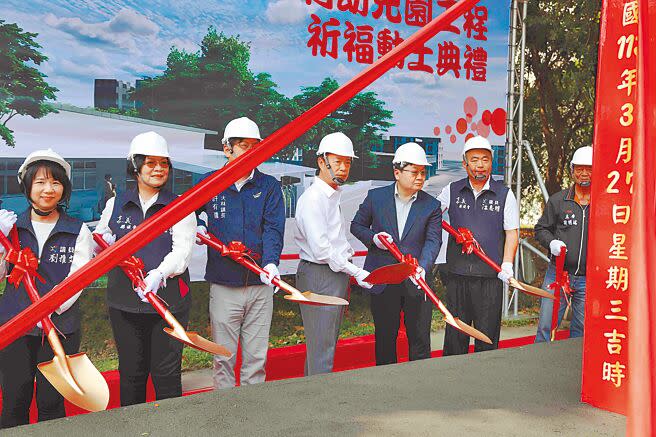 嘉義縣政府在大林鎮平林國小蓋非營利幼兒園，27日由嘉義縣長翁章梁（左四）等人參與動土開工。（呂妍庭攝）