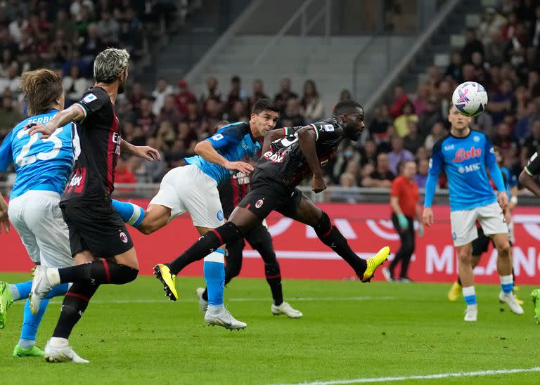 Giovanni Simeone convierte su gol frente al Milan.