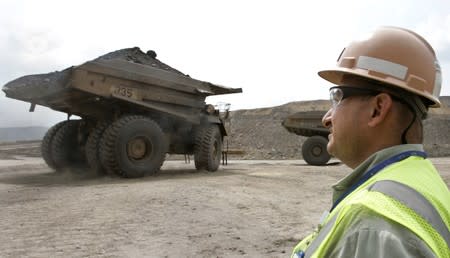 Foto de archivo. Un trabajador observa volquetes cargados con carbón en la mina de El Cerrejón, cerca al municipio de Barrancas, en el departamento de La Guajira