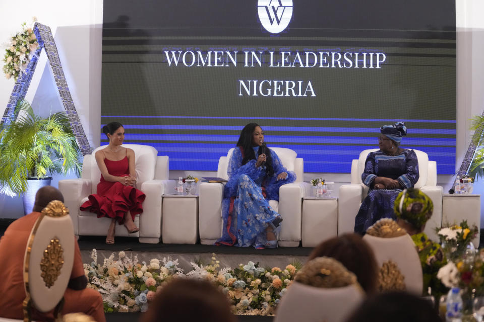 Meghan Markle fue coanfitriona de un evento de liderazgo femenino con Ngozi Okonjo-Iweala, directora general de la Organización Mundial del Comercio, para unas 50 mujeres destacadas de toda la sociedad, la política, los negocios, los medios y la cultura nigeriana. (AP Photo/Sunday Alamba)