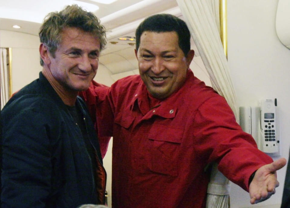 El presidente Hugo Chávez, a la derecha, y el actor estadounidense Sean Penn aparecen en público durante un viaje compartido al estado venezolando de Táchira, el viernes 3 de agosto de 2007. (AP Photo / Yanes Howard)