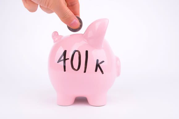 pink piggy bank on which is written 401k