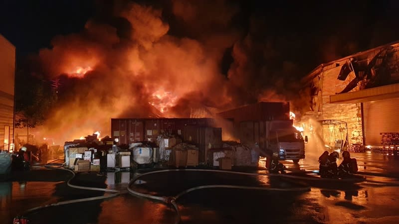 位在屏東萬丹鄉的大家源家電工廠23日晚間發生火警，現場火勢猛烈，警消獲報趕抵布水線搶救，火勢在一個多小時後控制，起火原因調查中。（圖／屏東消防局提供）
