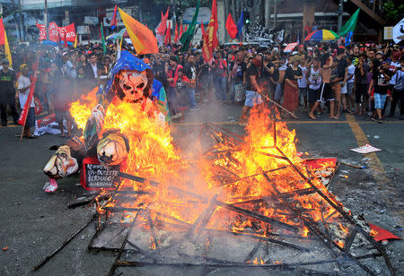 Protesters burn a effigy with a skull face during a National Day of Protest outside the presidential palace in metro Manila, Philippines September 21, 2017. REUTERS/Romeo Ranoco