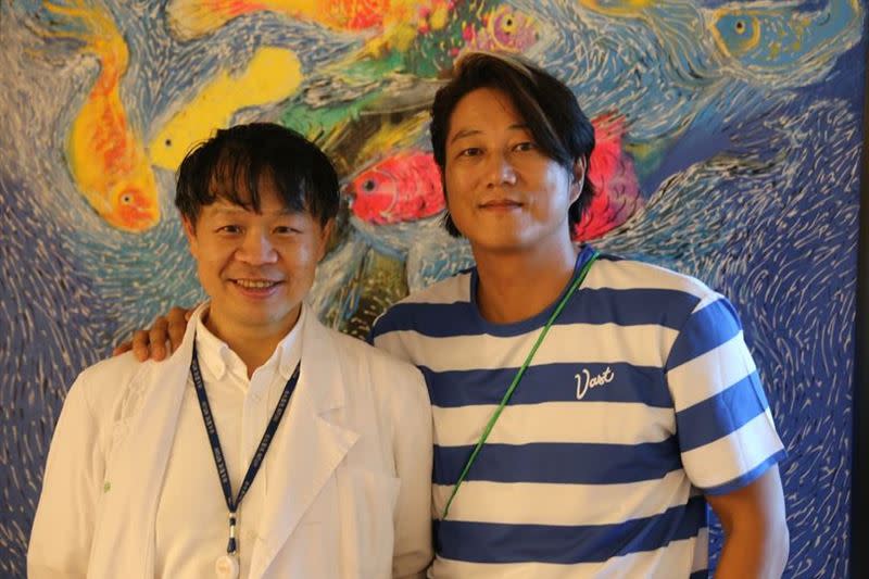 姜成鎬（右）出現在台大兒童醫院，並跟台大婦產科醫師施景中合照。（圖／翻攝自Jin-Chung Shih臉書）