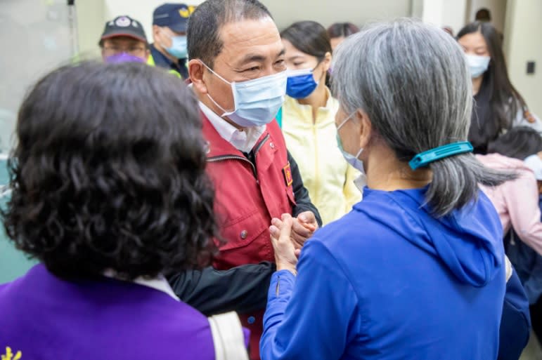 侯友宜趕赴基隆市立殯儀館，慰問往生者家屬。   圖：新北市新聞局提供