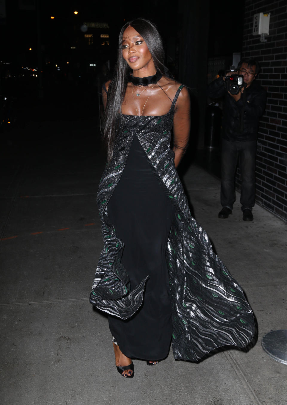 <p>Wow-Auftritt: Topmodel Naomi Campbell trug ein zweilagiges gestreiftes Maxikleid mit transparenten Ärmeln und grünen metallic Highlights. (Bild: AP) </p>