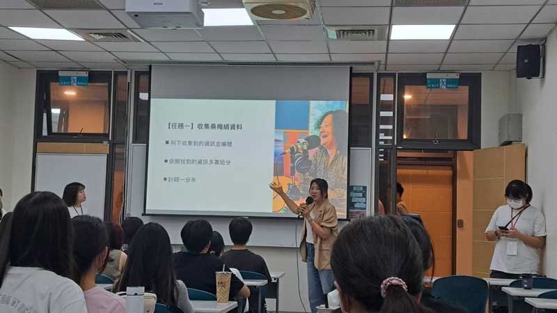 廣播節目製作主持人朱家綺，以「聲音」和「溝通」兩大主題，帶領學員們一同探索聲音與溝通的奧秘。（世新大學提供）