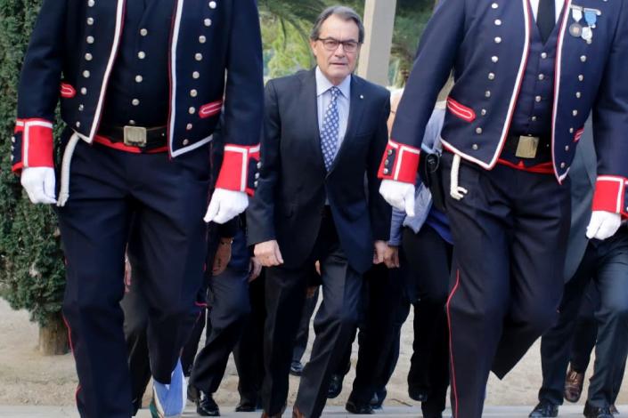 Catalan leader Artur Mas (C) arrives at a wreath-laying ceremony commemorating the 75th anniversary of the death of former Catalan president Lluis Companys at a cemetery in Barcelona on October 15, 2015 (AFP Photo/Pau Barrena)