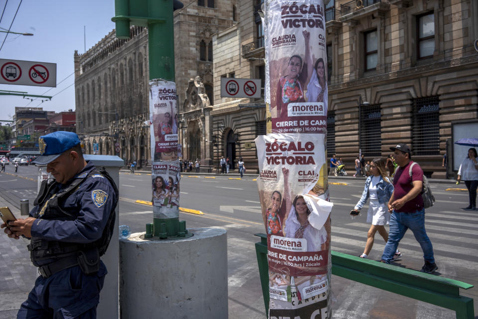 Anuncios de campaña del partido de Sheinbaum en Ciudad de México el sábado (Cesar Rodriguez/The New York Times)