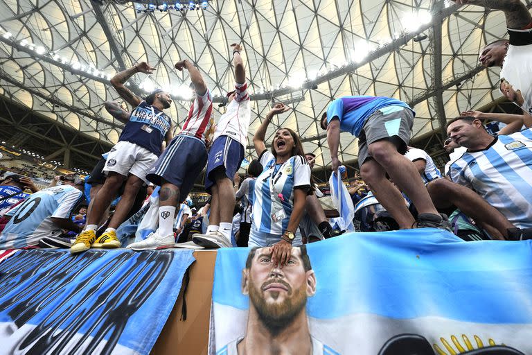 Hinchas argentinos alentando previo a la final en el estadio Lusail