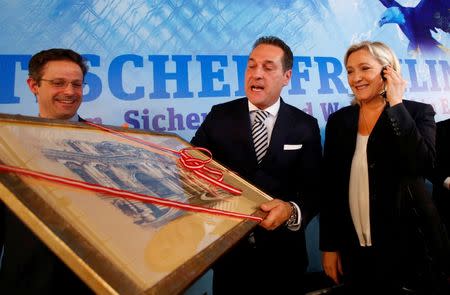 Heinz-Christian Strache (C) of Austria's Freedom Party (FPOe) hands a drawing of Belvedere palace to Marine Le Pen (R) of France's National Front (FN) as Marcus Pretzell of Germany's Alternative for Germany (AfD) watches after a news conference in Vienna, Austria, June 17, 2016. REUTERS/Heinz-Peter Bader