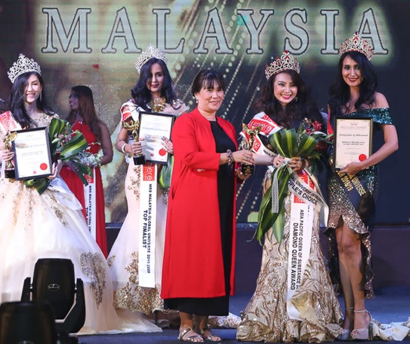 Shana Yang (second from right) receives her award from Lumiere International founder and the pageant organiser Justina Tan Quek (in red) at the pageant finale in Johor Baru. — Picture courtesy of Lumiere International