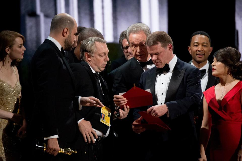 Von vertauschten Umschlägen, beleidigten Verlierern und schrägen Outfits: Die folgenden Bilder blicken noch einmal auf die größten Aufreger der Oscar-Geschichte. (Bild: Phil McCarten / ©A.M.P.A.S.)