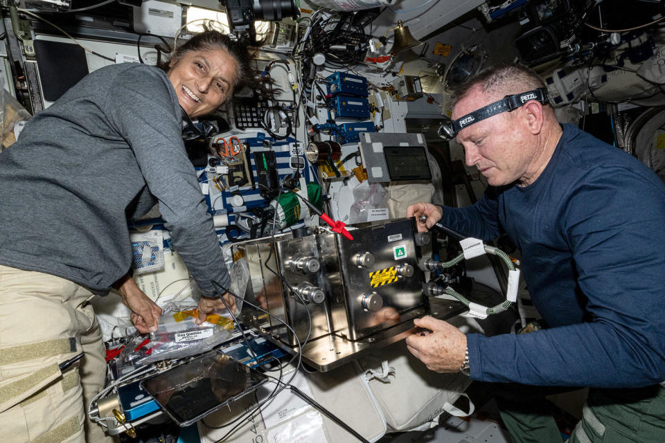 Williams y Wilmore, veteranos pilotos de pruebas militares y astronautas de la estación espacial, pasarán los próximos meses trabajando como investigadores en el complejo de laboratorio junto con otros miembros de la tripulación de larga duración de la estación. / Crédito: NASA