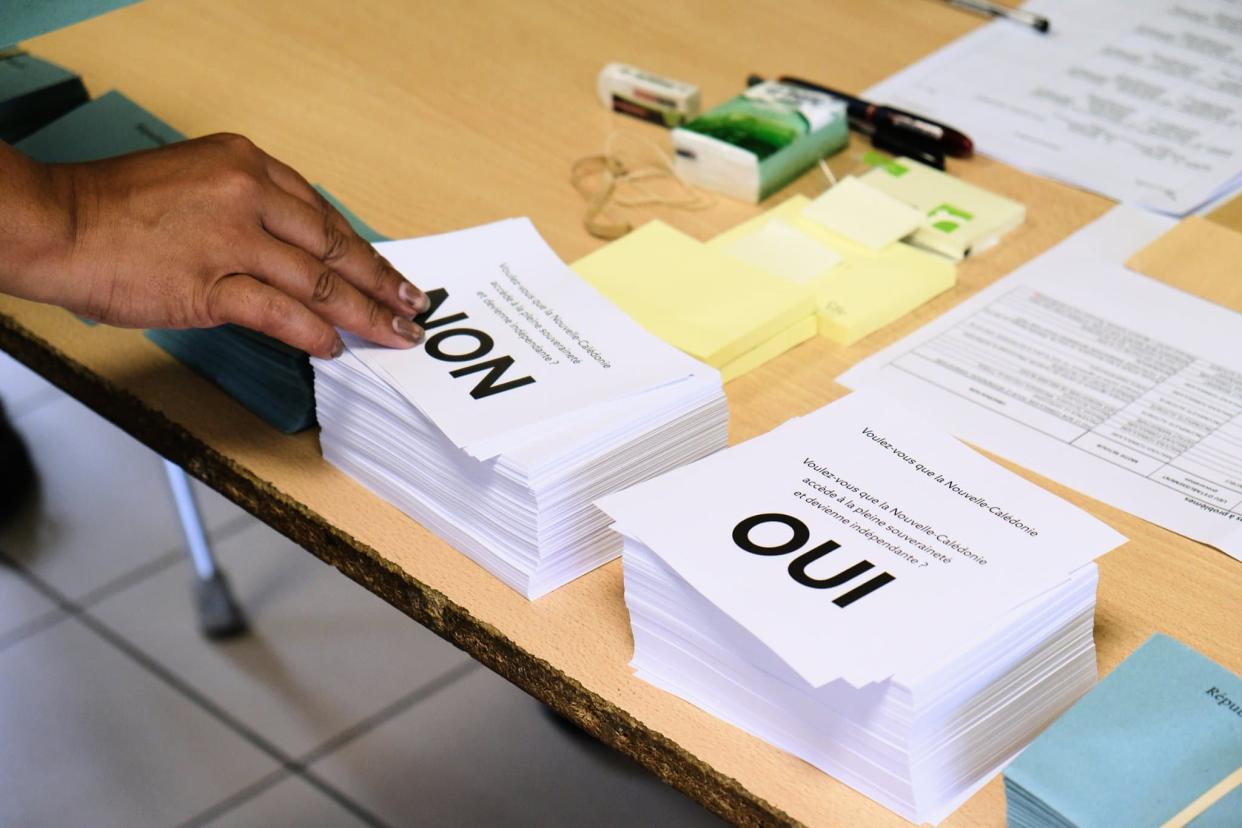 Une personne s'apprête à voter à Nouméa lors du deuxième référendum sur l'indépendance de la Nouvelle-Calédonie, dimanche 4 octobre 2020 - Theo Rouby - AFP