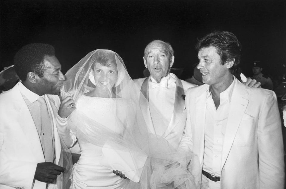 <p>Eddie Barclay et Cathy lors de leur mariage  avec également Pelé et Alain Delon le 22 juin 1984 à  Neuilly-sur-Seine, France. (Photo by PAT/Gamma-Rapho via Getty Images)</p>
