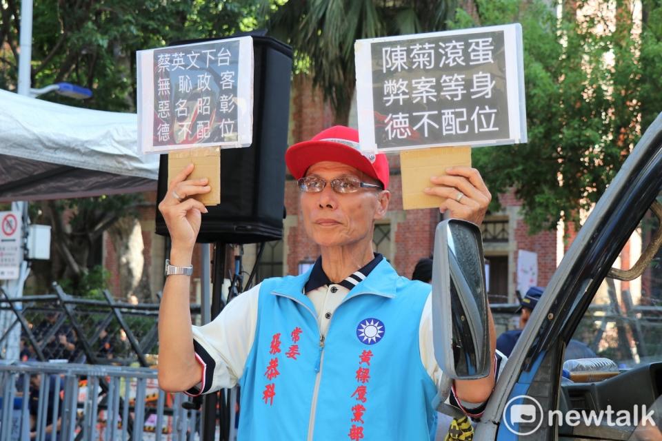 藍營支持者聚集立法院外，抗議監察院人事案。   圖：謝孟華/攝