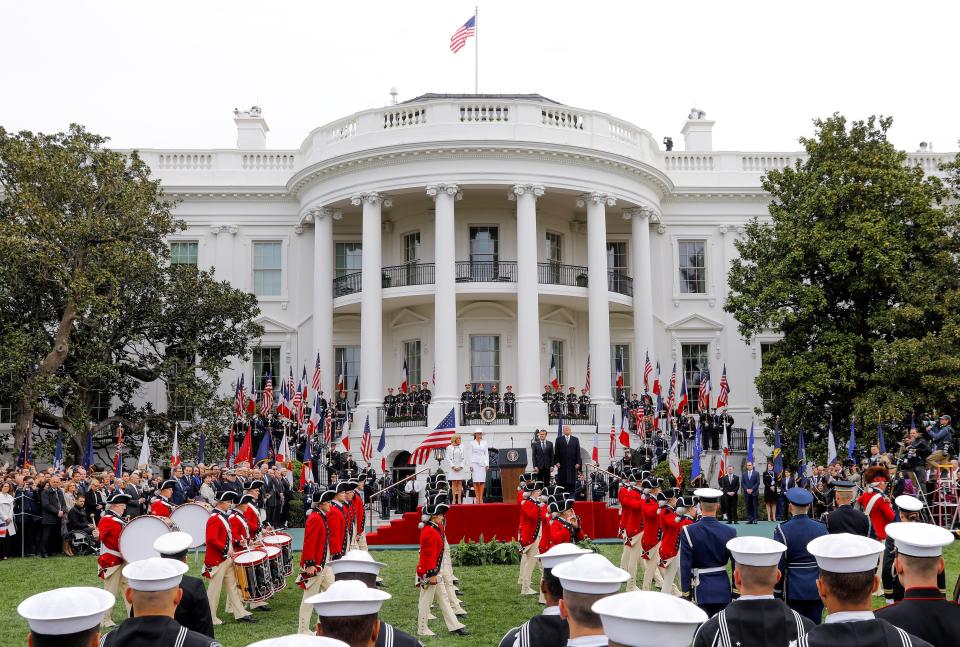 (FOTOS) Doble beso francés y mucha pompa: así recibió Trump a Macron en la Casa Blanca