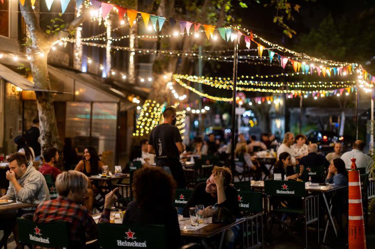 A partir de hoy, por 15 días, bares y restaurantes “deberán cerrar sus puertas a las 19. Desde ese momento y hasta las 6, podrán continuar bajo la modalidad delivery y para retirar en el establecimiento en locales de cercanía". FOTOS: TOMAS CUESTA