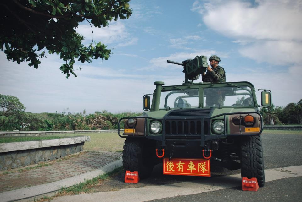 海軍海鋒大隊的雄風飛彈系統車組車隊，在海軍陸戰隊兵力護衛下進入機動部署發射陣地。國防部提供