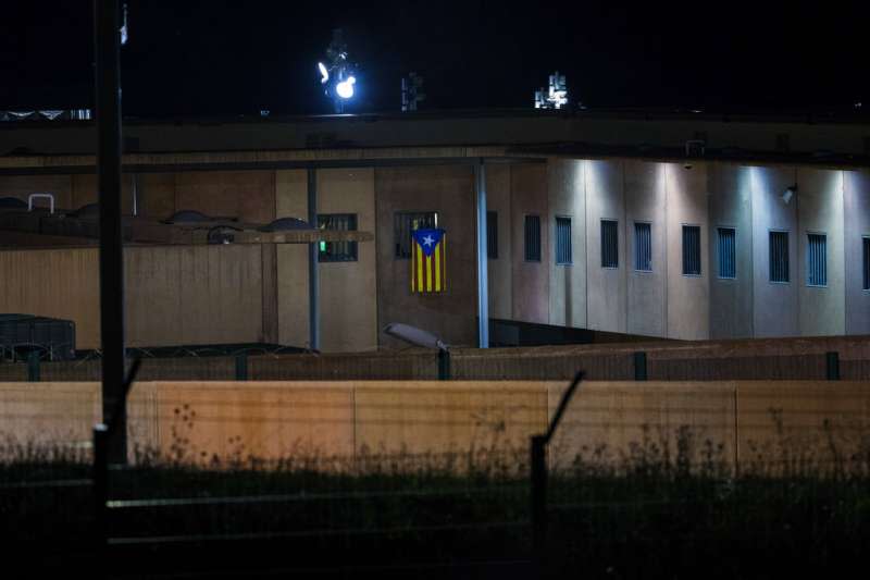 2018年9月18日，入獄的西班牙加泰隆尼亞獨派領袖，在監獄窗戶掛上加泰隆尼亞旗。（AP）