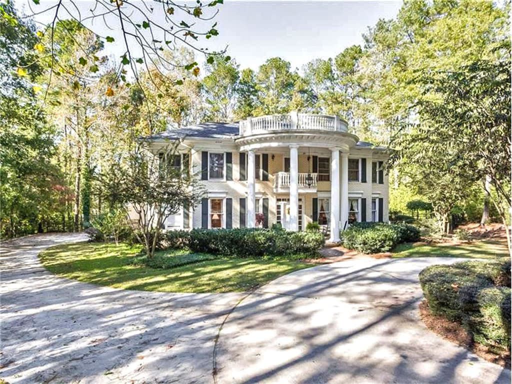 The Lakefront Southern Plantation