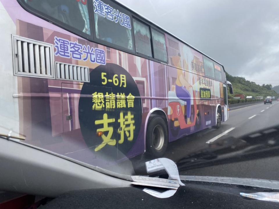 青年電動機車預算議會尚未審查，署名基隆市政府的車體廣告滿街跑，民進黨團議員開議砲轟形同對議會下指導棋。(記者王慕慈攝)