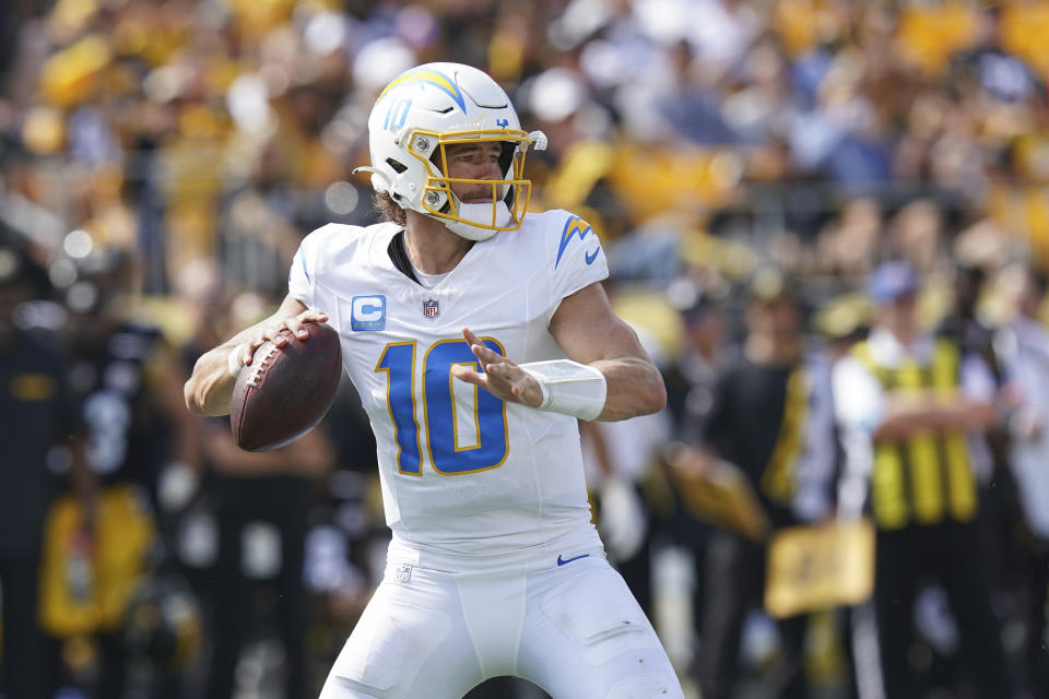 Quarterback Los Angeles Chargers Justin Herbert mencari penerima terbuka selama babak pertama pertandingan sepak bola NFL melawan Pittsburgh Steelers, Minggu, 22 September 2024, di Pittsburgh. (Foto AP/Matt Freed)