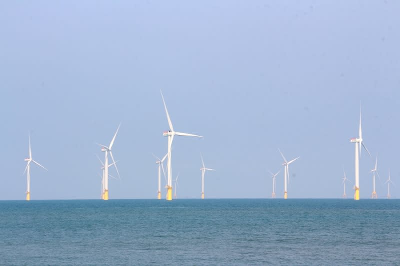 海洋風電為台灣首座離岸示範風場 台灣首座離岸風電示範風場「海洋風電」位於苗栗竹 南龍鳳漁港外海約2至6公里處，共有22支風機，總裝 置容量128MW。 中央社記者管瑞平攝  113年5月7日 