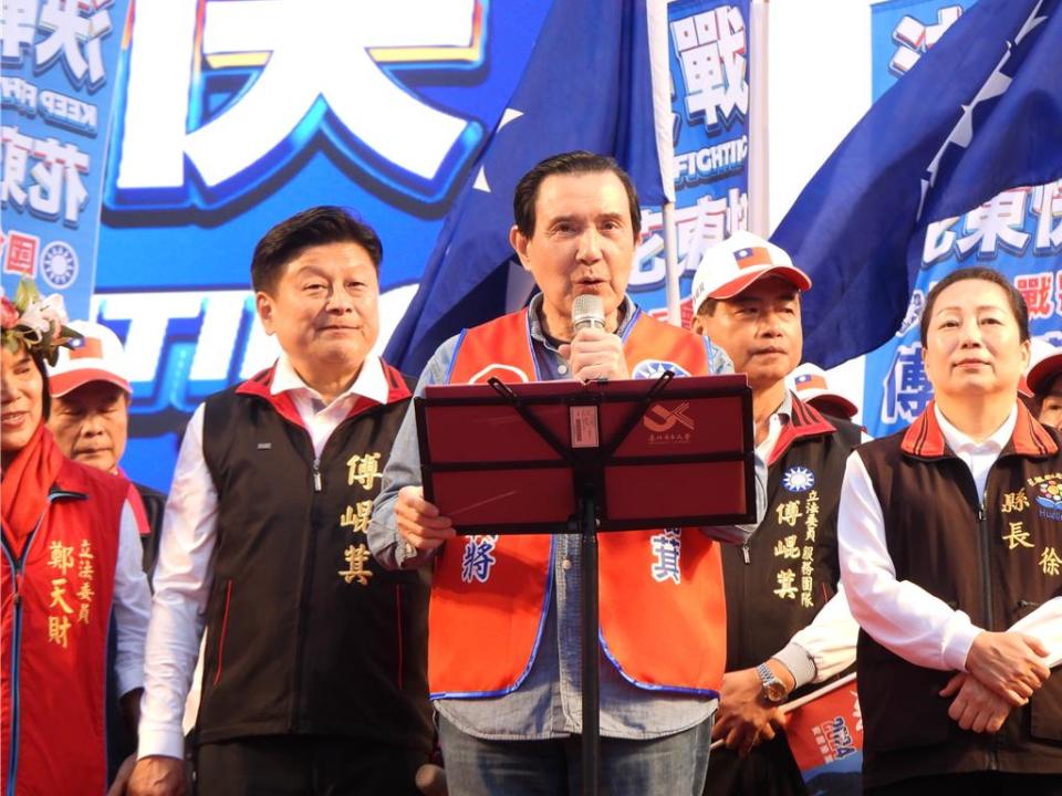 國民黨總統參選人侯友宜與黨籍花蓮立委參選人傅崐萁（第二排左二）聯合競選總部今正式成立，前總統馬英九（第一排中）特別前往花蓮站台助講。（羅亦晽攝）