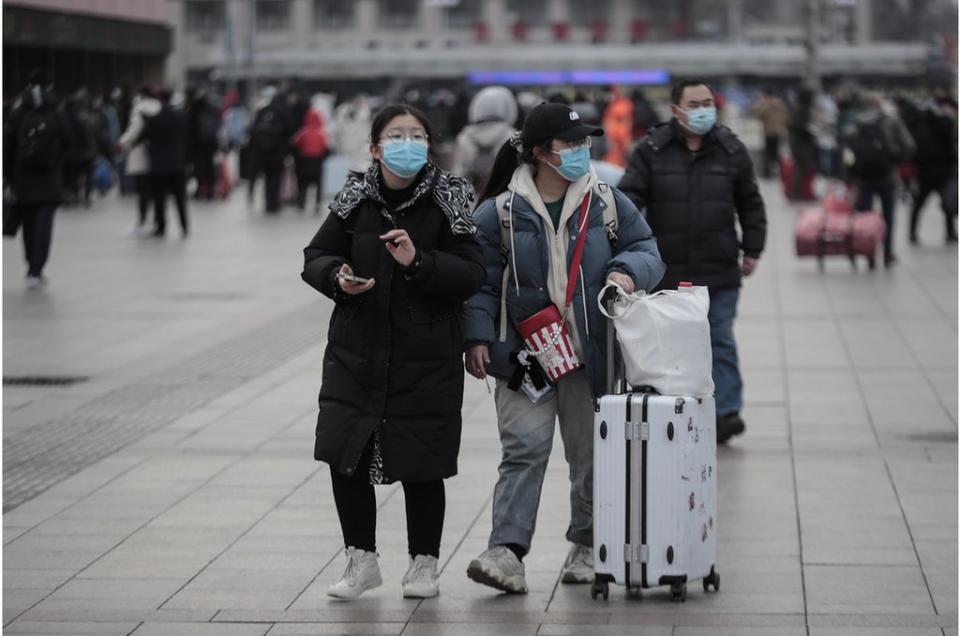 北京火車站外的乘客