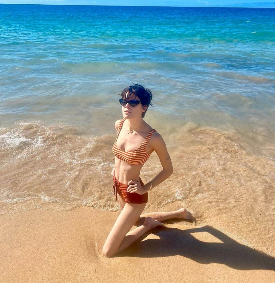 Tallulah Willis poses on a Hawaiian beach