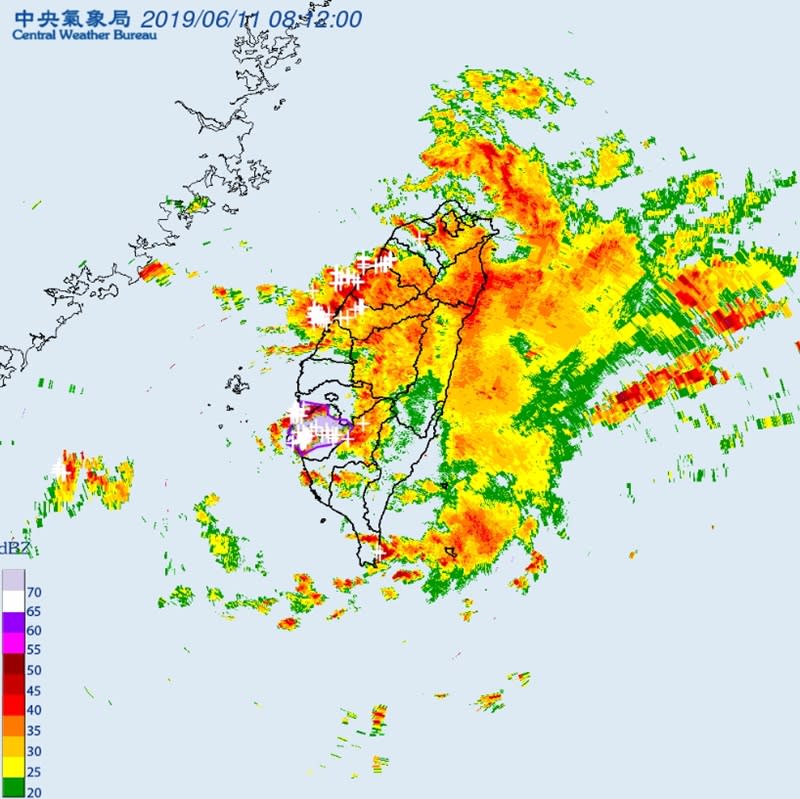 氣象局發佈的大雷雨即時訊息，圖中西半部白色十字狀，請特別注意。（取自氣象局網站）