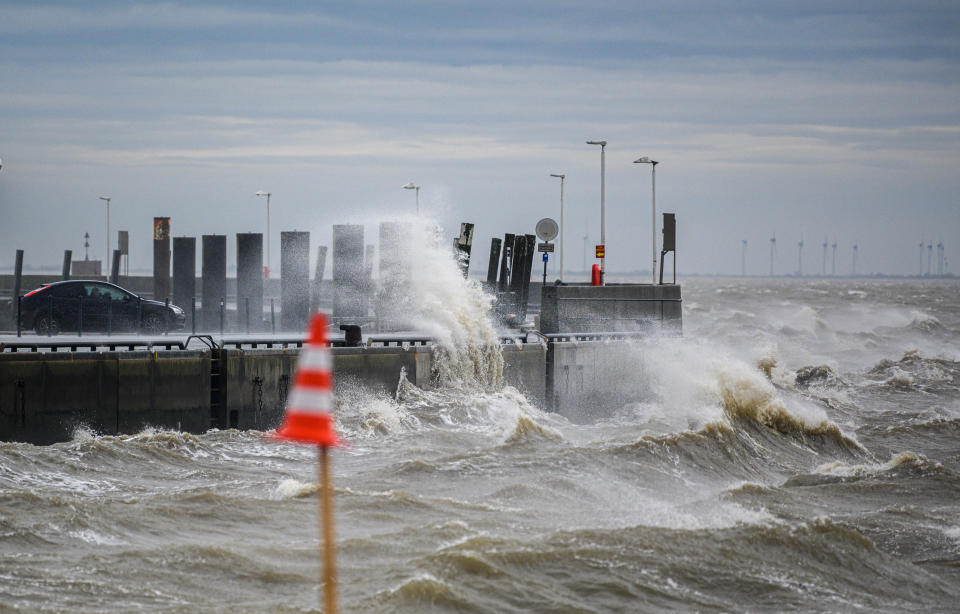 An der Nordseeküste von Wilhelmshaven wütet das Sturmtief "Sabine" bereits (Bild: Mohssen Assanimoghaddam/dpa)