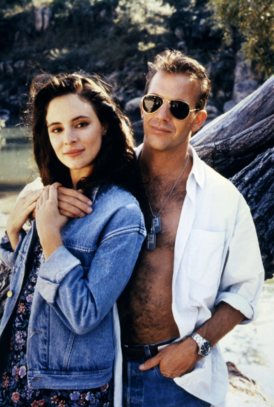 Los actores estadounidenses Madeleine Stowe y Kevin Costner en el set de Revenge, dirigida por Tony Scott. (Foto de Columbia Pictures/Sunset Boulevard/Corbis vía Getty Images)