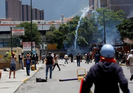 Demonstrators clash with riot security forces while participating in a strike called to protest against Venezuelan President Nicolas Maduro's government in Caracas, Venezuela, July 20, 2017. REUTERS/Carlos Garcia Rawlins