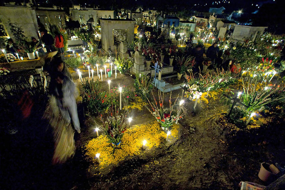 亡靈節時的聖格雷戈里奧・阿特拉普爾科墓園（Photo by LUIS ACOSTA / AFP via Getty Images, Image Source：Getty Editorial）