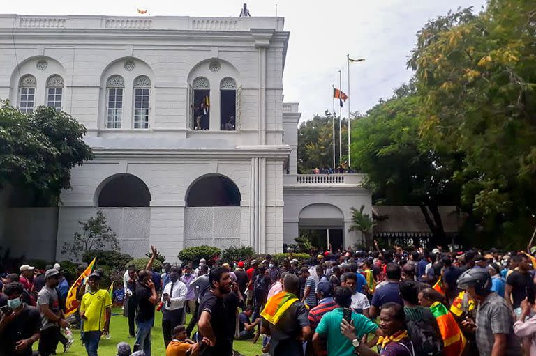 Manifestantes que exigen la renuncia del presidente de Sri Lanka, Gotabaya Rajapaksa, se reúnen dentro del complejo del Palacio Presidencial de Sri Lanka en Colombo el 9 de julio de 2022